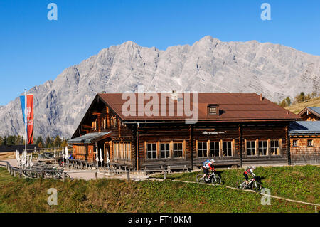 Mountainbiker vorbei Gotzenalm, mount Feuerpalven, Berchtesgadener Land, Oberbayern, Deutschland Stockfoto