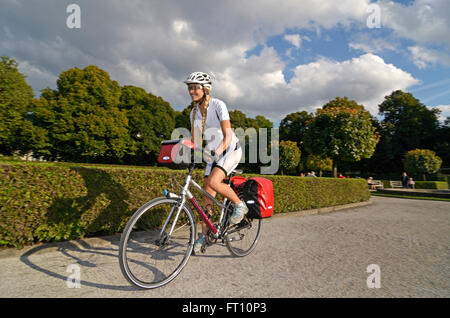 Frau reitet ein Tourenrad im Hofgarten, München, Oberbayern, Deutschland Stockfoto