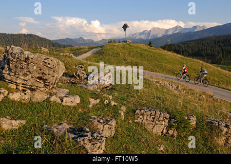 Paar, e-Fahrrad fahren, Winklmoosalm, Reit Im Winkl, Chiemgau, Oberbayern, Deutschland Stockfoto