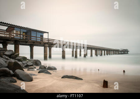 Steg mit Restaurant im Swakopmund Strand, Namibia, Atlantik, Afrika Stockfoto