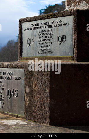 Ein Dorf Kriegerdenkmal zum Gedenken an die gefallenen Soldaten des ersten und zweiten Weltkrieg. Stockfoto