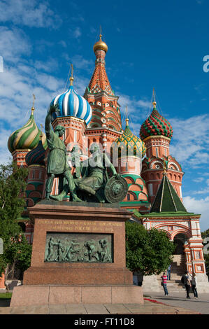 Denkmal für Minin und Poscharski vor der Basilius Kathedrale am Roten Platz in Moskau, Russland Stockfoto