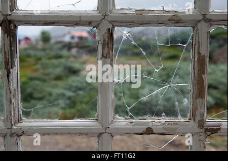 Zerbrochene Fensterscheiben in einem Holzhaus, Kujalleq, Qaqortoq, Grönland Stockfoto