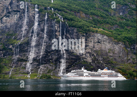 Kreuzfahrtschiff vorbei an sieben Schwestern Wasserfälle, Geirangerfjord, mehr Og Romsdal, Norwegen Stockfoto