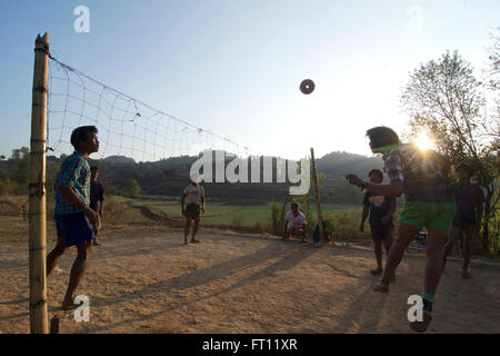 Trekking von Kalaw zum Inle-See, Männer spielen Ching Loong, Sepak Takraw in eine Danu Dorf, Shan State in Myanmar Burma Stockfoto