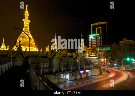 Sule-Pagode in der Mitte von Yangon, Rangun, Hauptstadt von Myanmar, Burma Stockfoto