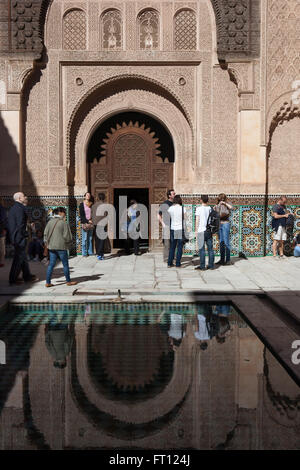 Hof in Ben Youssef Madrassa, eine alte islamische Schule, Marrakesch, Marokko Stockfoto