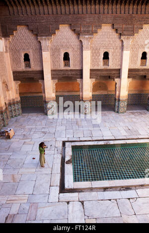 Hof in Ben Youssef Madrassa, eine alte islamische Schule, Marrakesch, Marokko Stockfoto