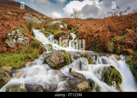 Cinderdale Beck fällt am Crummock Wasser in den Lake District, Cumbria. Stockfoto