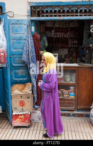 Marokkanische Mädchen vor einem Geschäft, Essaouira, Marokko Stockfoto