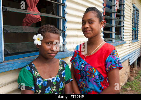 Porträt von zwei Mädchen des Dorfes, Somosomo, Taveuni, Fiji, Südsee Stockfoto