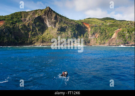 Zodiac-Schlauchboot von Expedition Kreuzfahrtschiff MS Hanseatic Hapag-Lloyd Kreuzfahrten und zerklüfteten Küste, Pitcairn, Pitcairn Group of Islands, British Overseas Territory, South Pacific Stockfoto