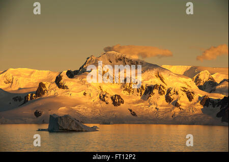Eis bedeckte Berge bei Sonnenuntergang, Lemaire-Kanal, in der Nähe von Graham-Land der Antarktis Stockfoto