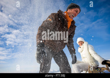 Lachend paar im Schnee, vorbeizuschauen, Steiermark, Österreich Stockfoto