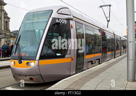 LUAS Tram an Plattform Dublin Irland Stockfoto