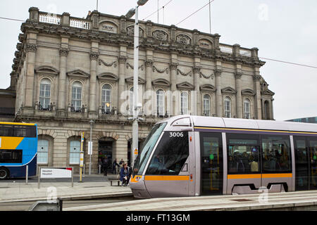 LUAS-Straßenbahn auf der Plattform außerhalb von Heuston Station Dublin Irland Stockfoto