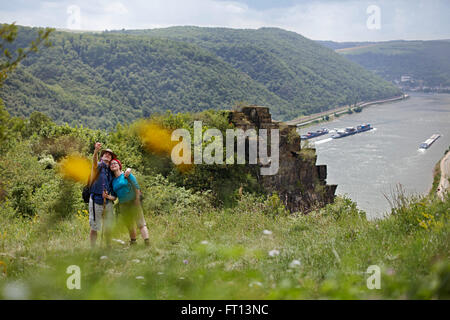 Wanderer auf Sicht Spitznack, Rhein im Hintergrund, Oberwesel, Rheinland-Pfalz, Deutschland Stockfoto