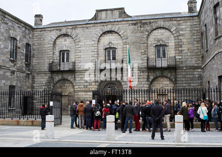 Touristen-Warteschlange vor dem Eingang zum Kilmainham Gaol Dublin Irland Stockfoto