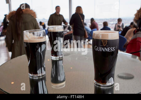 Pints Guinness in der Gravity bar Guinness Storehouse Dublin Irland Stockfoto