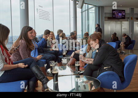 Touristen genießen Sie einen Pint Guinness in der Gravity bar Guinness Storehouse Dublin Irland Stockfoto