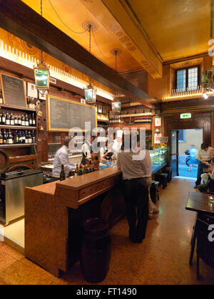 Bar in einem Restaurant, Verona, Veneto, Italien Stockfoto