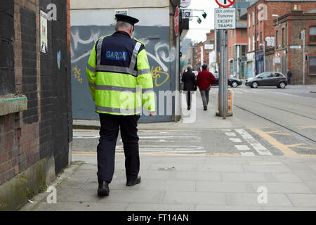 Garda Sergeant auf Fuß Patrouille schlagen in Dublin Irland Stockfoto