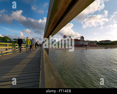 Blick entlang der Pier zum Kurhaus Binz, Rügen, Mecklenburg-Western Pomerania, Deutschland Stockfoto