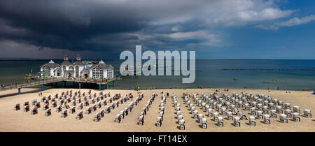 Stürmischen Wolken über Pier von Sellin, Rügen, Mecklenburg-Western Pomerania, Deutschland Stockfoto