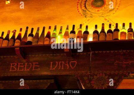 Weinflaschen auf einem Gestell in Restaurant, Verona, Veneto, Italien Stockfoto