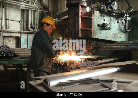 Weibliche Schweißer arbeiten im Werk vorgefertigten Stahlbeton Einheiten, Ulaanbaatar, Mongolei Stockfoto