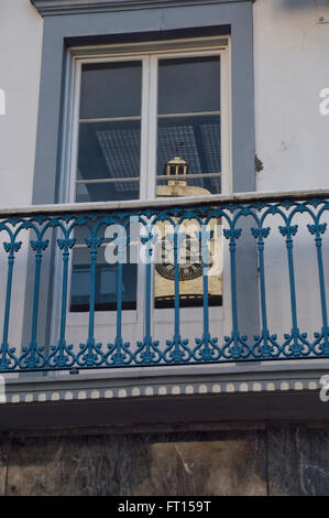 Reflexion der Kirche Turm von Sankt Sebastian. Ponta Delgada. Insel São Miguel. Azoren. Portugal. Stockfoto