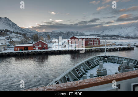 Die Hurtigruten Schiff MS Nordlys Ørnes Hafen nähert. Norwegen. Europa Stockfoto