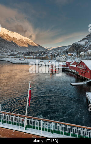 Die Hurtigruten Schiff MS Nordlys Ørnes Hafen nähert. Norwegen. Europa Stockfoto