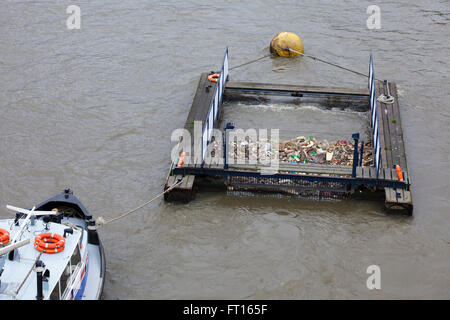 Ein Schiff schwimmt auf dem Fluss Themse London sammeln Müll, Müll Inot den Kahn zu schweben und findet und zur Entsorgung gesammelt. Stockfoto