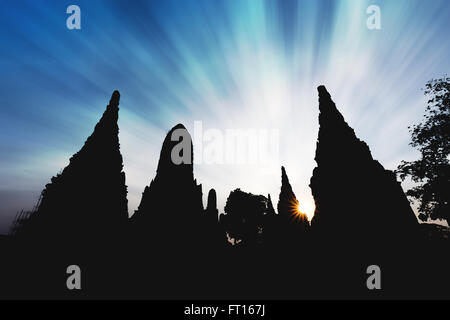 Silhouette Pagoden und Tempel mit Sonnenuntergang und dramatische blauen Wolkenhimmel in Wat Chaiwatthanaram von Ayutthaya, Thailand. Stockfoto