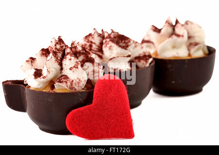 Kaffeetasse Schokolade und Tuch rotes Herz isoliert auf weißem Hintergrund Stockfoto