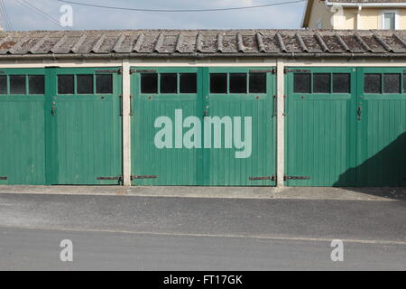 grüne Holztüren mit Fenstern und Dach Stockfoto