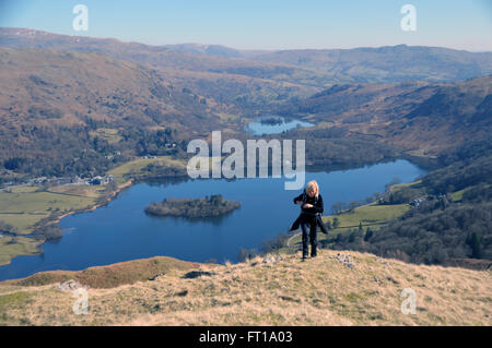 Lady Fellwalker klettern die südlichen Hänge des silbernen wie mit Grasmere See unten im Tal Stockfoto