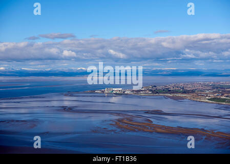 Kernkraftwerk Heysham, mit Morecambe Bay und den Lake District hinter NW England, UK Stockfoto