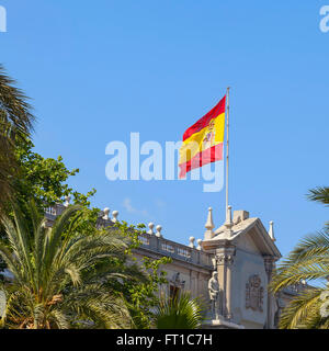 spanische Flagge an einem Gebäude in barcelona Stockfoto