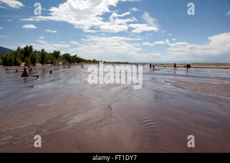 Touristen in Medano Creek auf den Great Sand Dunes National Park in Mosca, Colorado, Vereinigte Staaten von Amerika 16. Juli 2015. Stockfoto