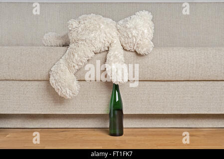 Teddybär ist auf dem Sofa legen. Stockfoto