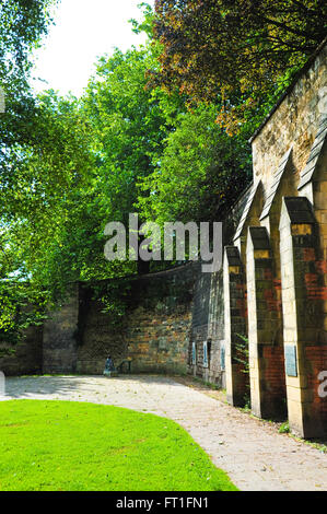 Pfad und ein Teil der Burgmauer Nottingham Stockfoto