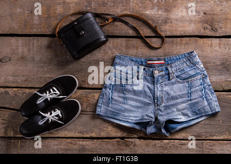 Damen Jeans-shorts mit Handtasche. Stockfoto