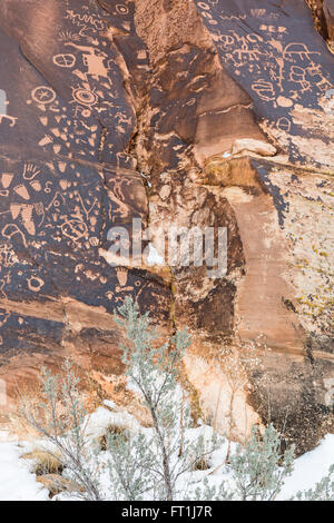 Zeitung Rock Petroglyphen im Winter, bei der Zeitung Rock State Historic Monument in Utah. Stockfoto