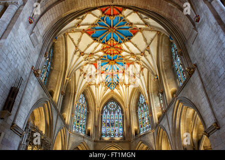 Die besteht dekorierte Gewölbedecke in Tewkesbury Abbey. Tewkesbury, Gloucestershire, England. HDR Stockfoto