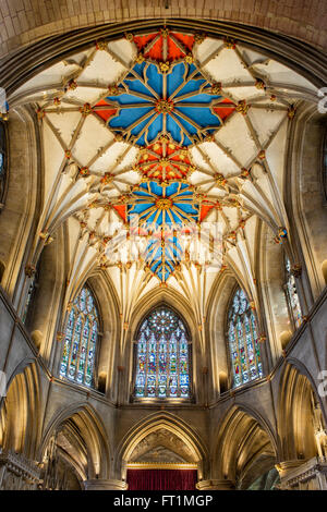 Die besteht dekorierte Gewölbedecke in Tewkesbury Abbey. Tewkesbury, Gloucestershire, England. HDR Stockfoto