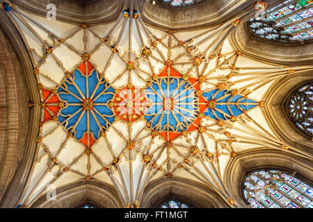 Die besteht dekorierte Gewölbedecke in Tewkesbury Abbey. Tewkesbury, Gloucestershire, England. Stockfoto