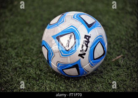 Ein spiel ball sitzt entlang der Seitenlinie kurz vor Beginn eines High School Fußballspiel. USA. Stockfoto