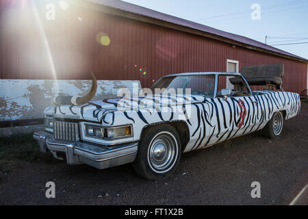 Ein altes Auto mit Hörnern lenken auf der Vorderseite Stockfoto